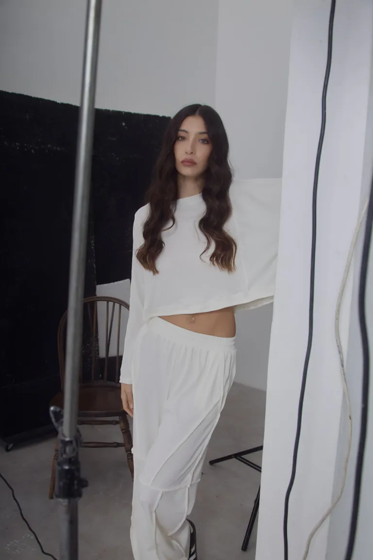 Buzo negro de corte entallado con detalles en la manga de Belle en Buzos y Sweaters para argentina