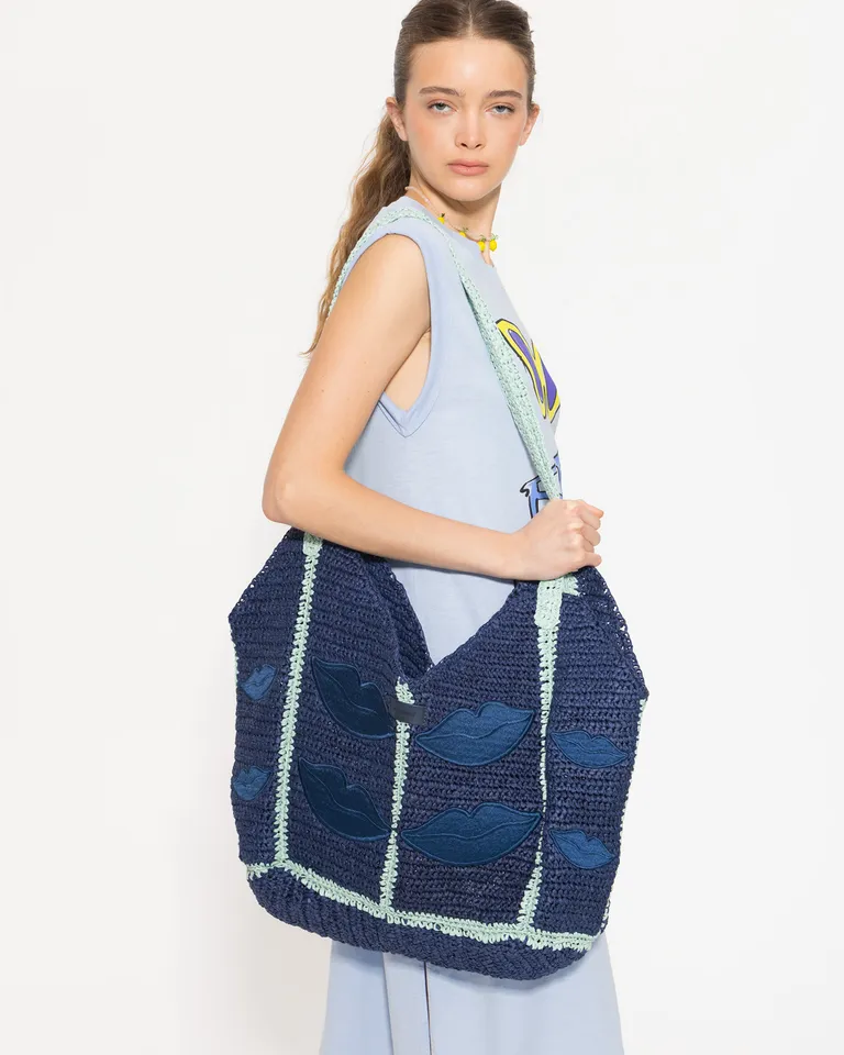 Bolso de rafia con bordados de labios, un accesorio único y lleno de personalidad de Jazmin Chebar en Bolsos y Carteras para argentina