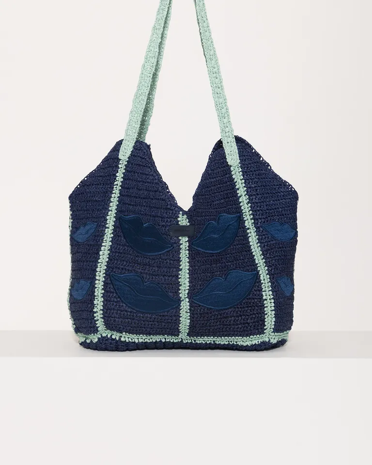 Bolso de rafia con bordados de labios, un accesorio único y lleno de personalidad de Jazmin Chebar en Bolsos y Carteras para argentina