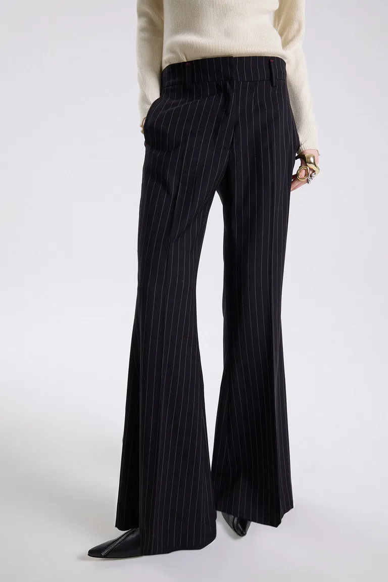 Pantalón sastrero de tiro medio con diseño de rayas verticales y pierna amplia de calce relajado de Maria Cher en Pantalones para argentina