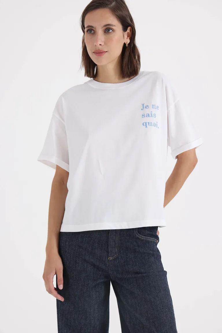 Remera de manga corta con cuello redondo y bordado tipográfico de Yagmour en Remeras para argentina