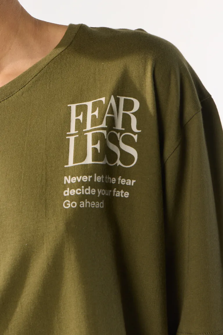 Remera de mangas cortas con estampa tipográfica frontal y calce relajado de Cuesta Blanca en Remeras para argentina