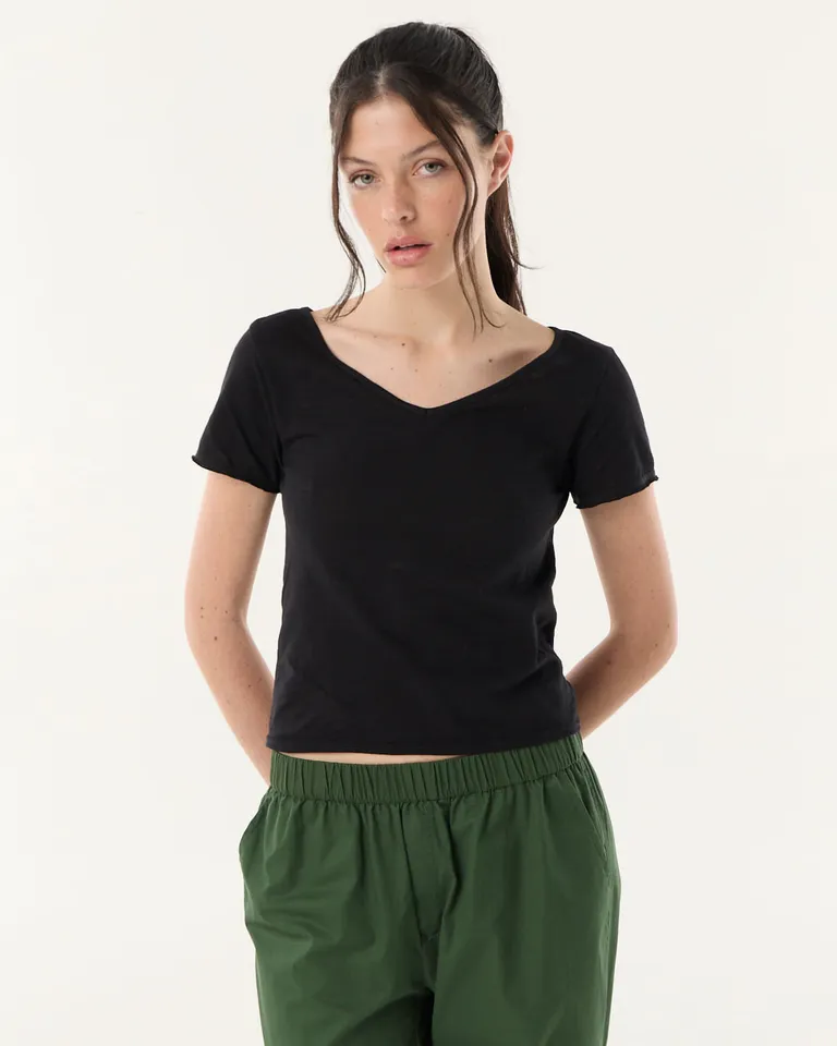 Remera básica de calce regular con escote en V y mangas cortas de Furzai en Remeras para argentina