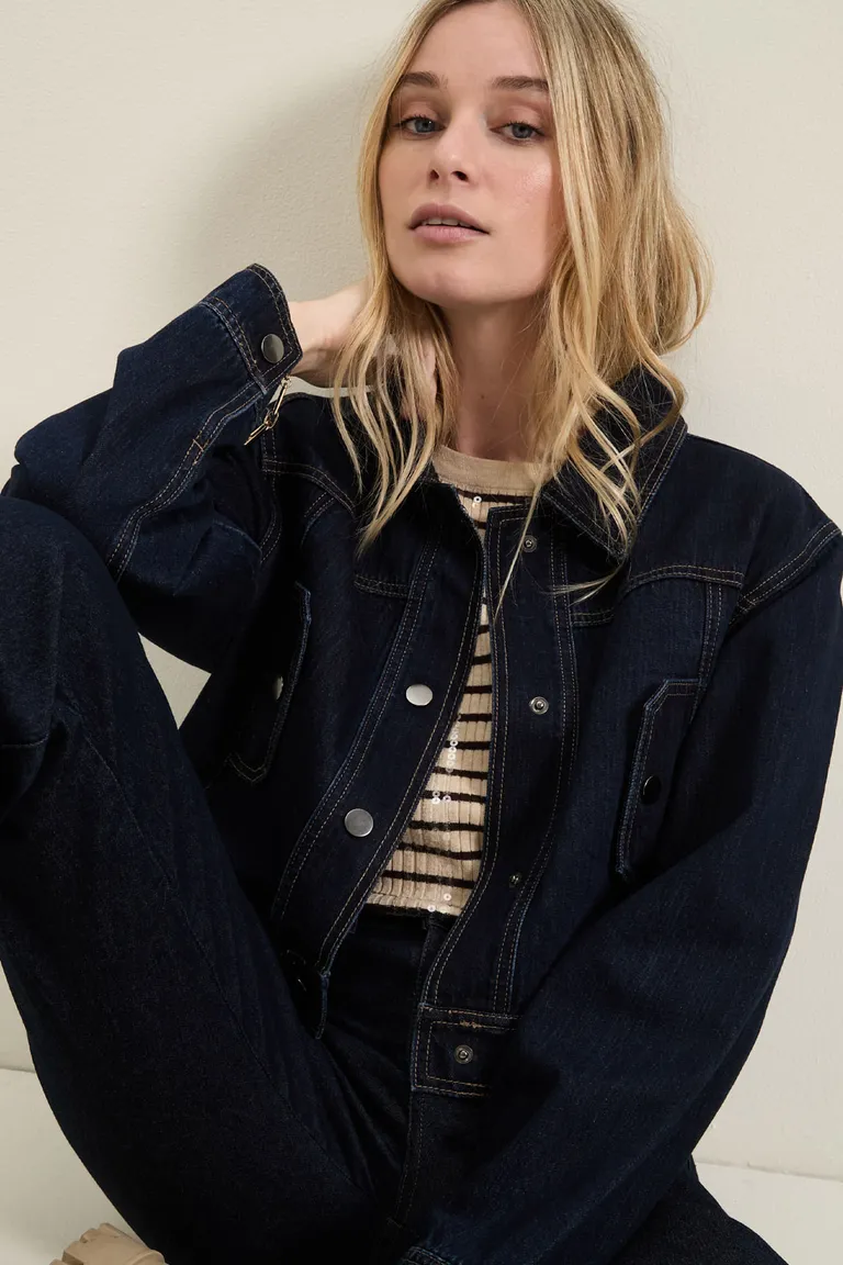 Campera cropped con bolsillos frontales y botones a presión de estilo urbano de Cuesta Blanca en Chaquetas para argentina