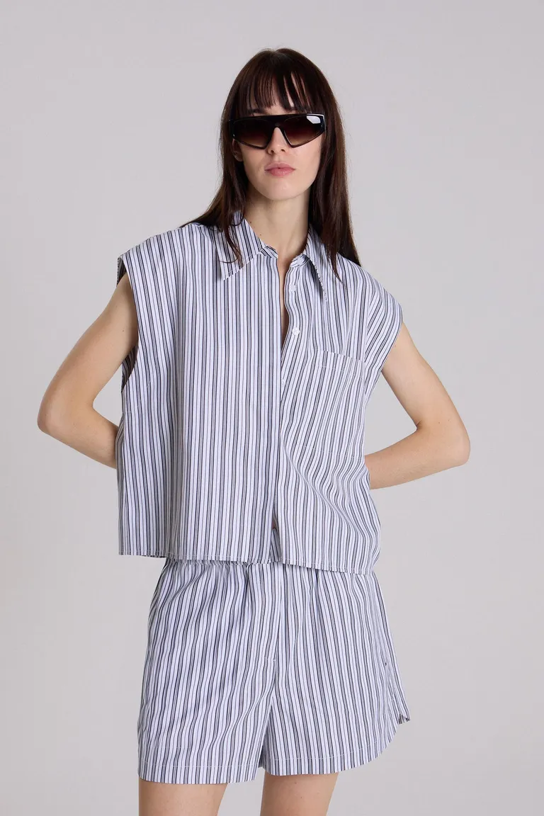 Camisa sin mangas de diseño rayado con bolsillo plaqué y logo bordado de Maria Cher en Camisas para argentina