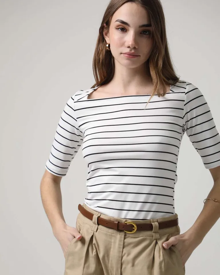 Remera de rayas en blanco y negro, de manga 3/4 y escote cuadrado de Hesed en Remeras para argentina