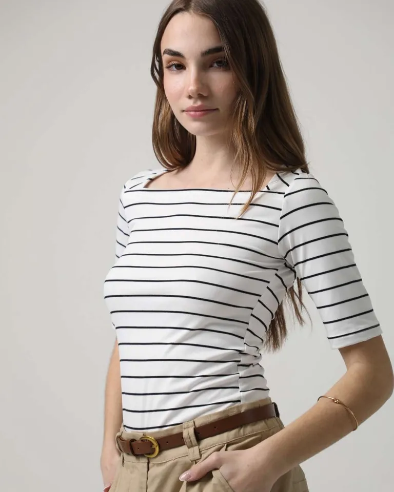 Remera de rayas en blanco y negro, de manga 3/4 y escote cuadrado de Hesed en Remeras para argentina