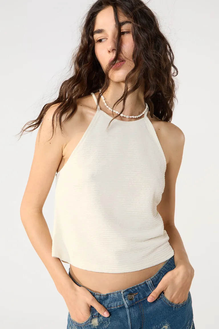Musculosa meyli de tela texturizada con cuello halter para un look sofisticado de Cuesta Blanca en Tops para argentina