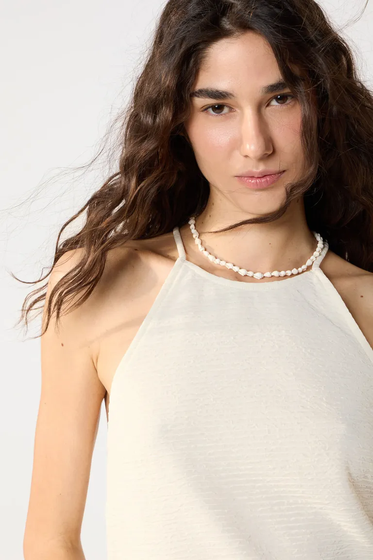 Musculosa meyli de tela texturizada con cuello halter para un look sofisticado de Cuesta Blanca en Tops para argentina