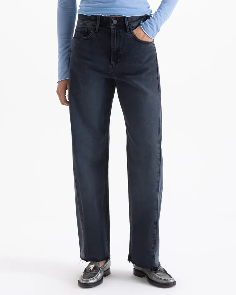 Jean de corte recto y tiro medio con cinco bolsillos y cierre de Jazmin Chebar en Pantalones para argentina