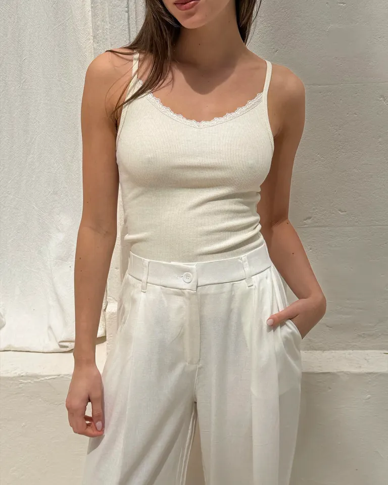 Top blanco con encaje en el cuello - Elegante y sofisticado de Sky en Tops para argentina