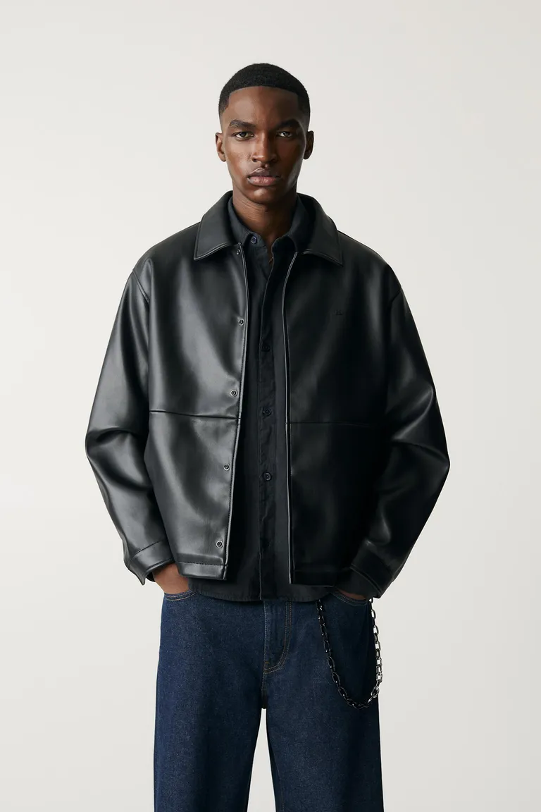 Campera imitación cuero de Pull&Bear en Abrigos y Camperas para argentina
