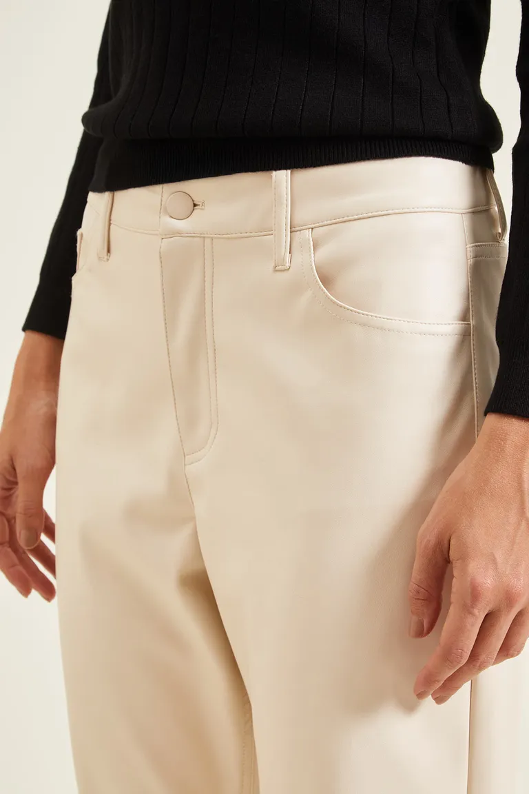 Pantalón de mujer estilo jeanero con bolsillos frontales y traseros y cierre de botón metálico de Cuesta Blanca en Pantalones para argentina