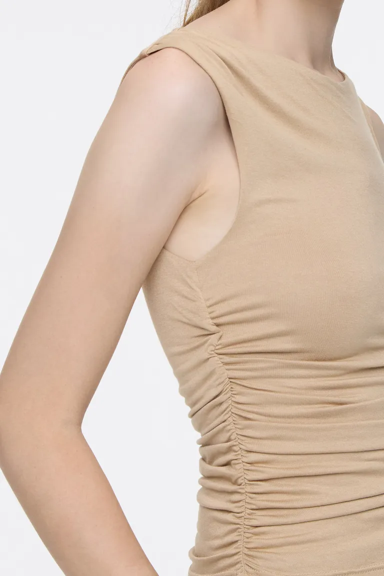 Musculosa sin mangas con escote redondo y detalle de frunces laterales de Cuesta Blanca en Tops para argentina