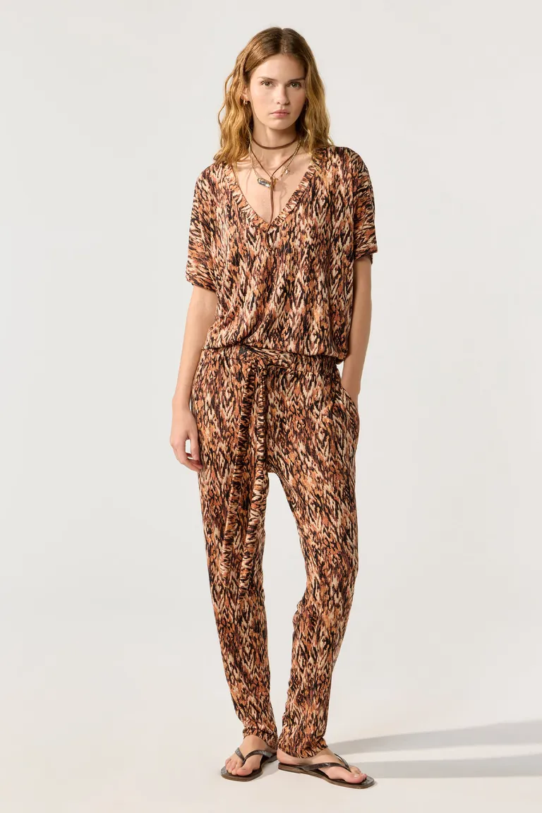 Mono largo estampado en tonos marrones con escote en V y abertura en la espalda de Cuesta Blanca en Monos para argentina