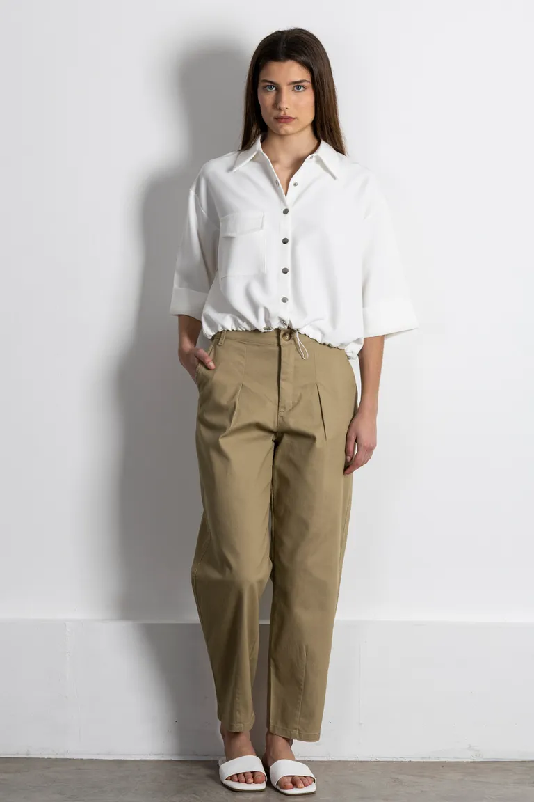 Camisa de corte elegante y clásico en color blanco, ideal para diferentes looks de Kill en Camisas para argentina