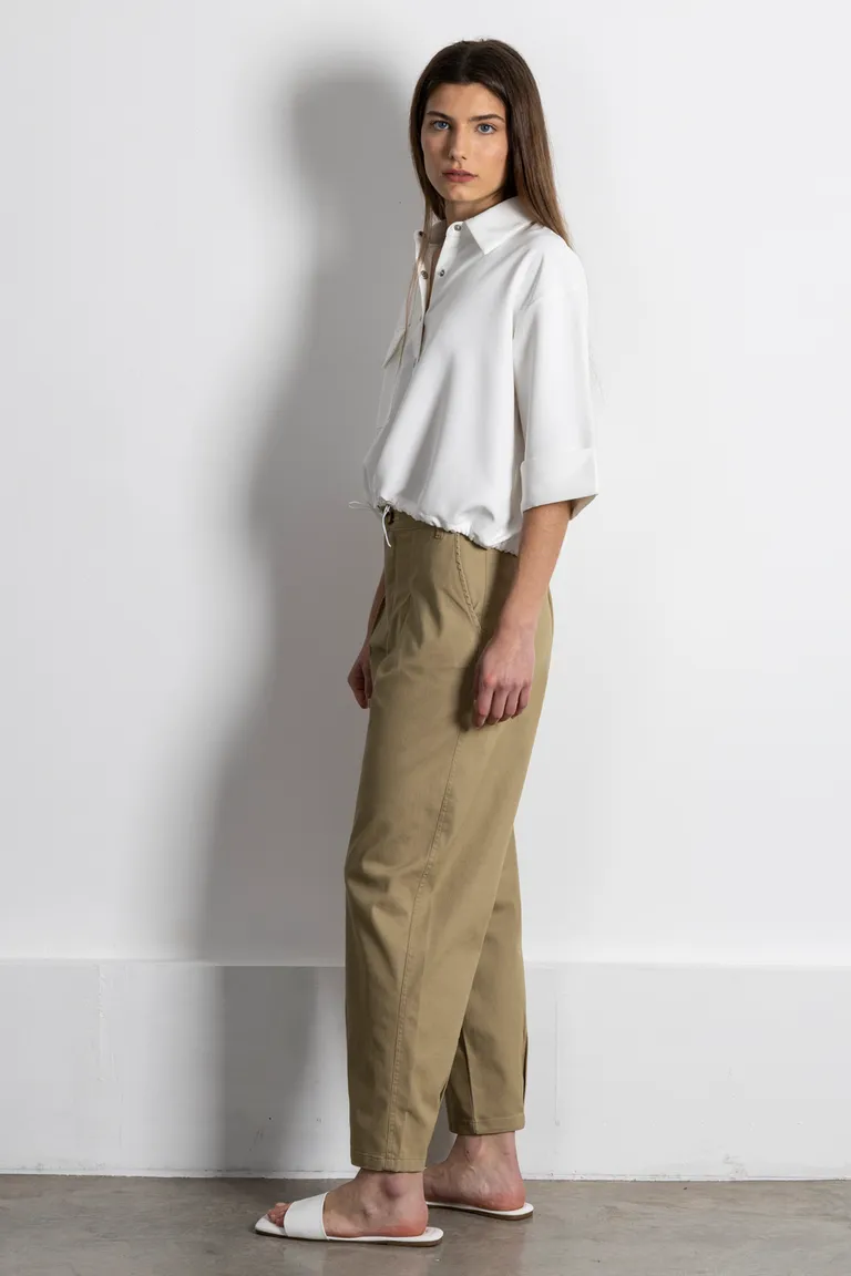 Camisa de corte elegante y clásico en color blanco, ideal para diferentes looks de Kill en Camisas para argentina