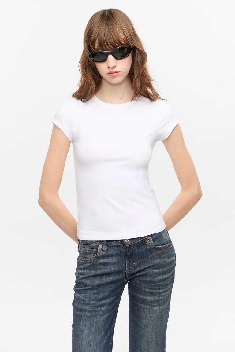 Remera blanca de manga corta y cuello redondo, elaborada en tejido de algodón con elastano de Ay Not Dead en Remeras para argentina
