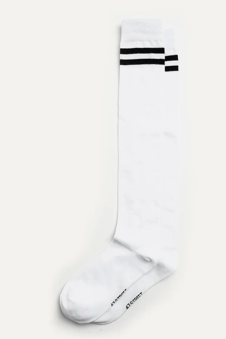 Medias deportivas de caña alta con diseño de rayas y logo bordado de 47 Street en Ropa Interior y Medias para argentina