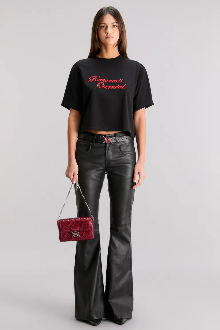 Remera negra de corte boxy con bordado romántico y manga corta de Kosiuko en Remeras para argentina