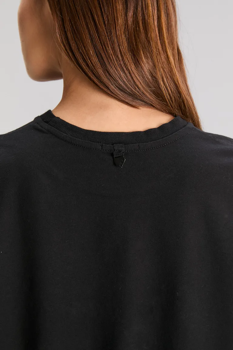 Remera negra de corte boxy con bordado romántico y manga corta de Kosiuko en Remeras para argentina