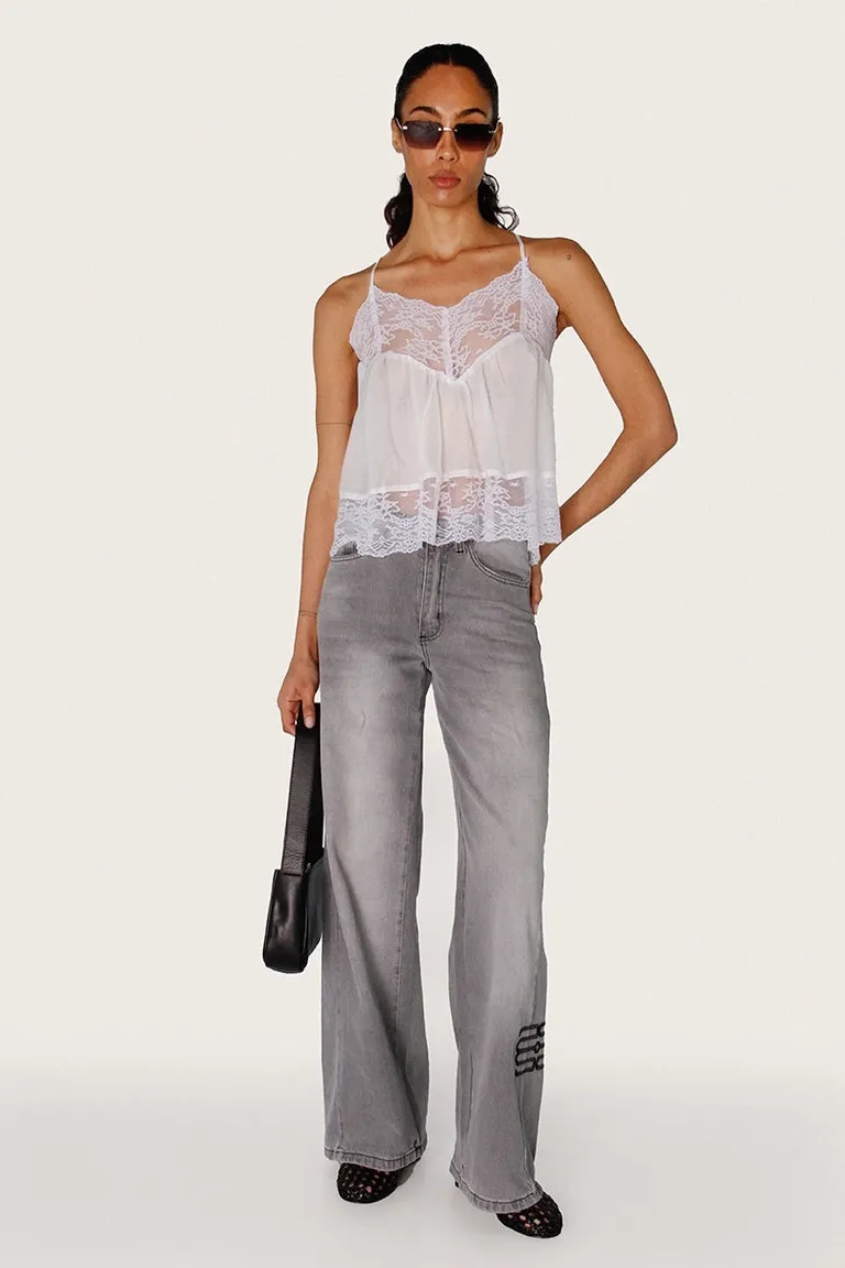 Pantalón de jean rekk gris con bordado en la botamanga de Sofia Sarkany en Pantalones para argentina