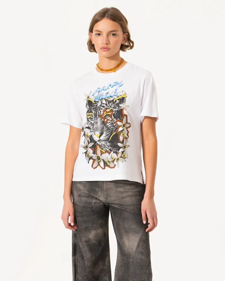 Remera blanca con estampa de animal print de diseño moderno y ajuste cómodo de Jazmin Chebar en Remeras para argentina