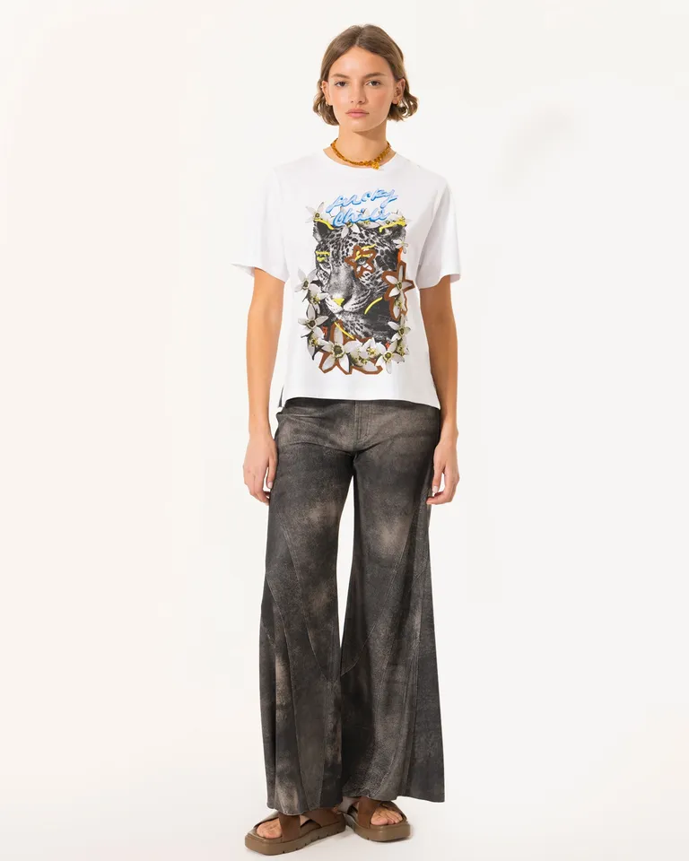 Remera blanca con estampa de animal print de diseño moderno y ajuste cómodo de Jazmin Chebar en Remeras para argentina