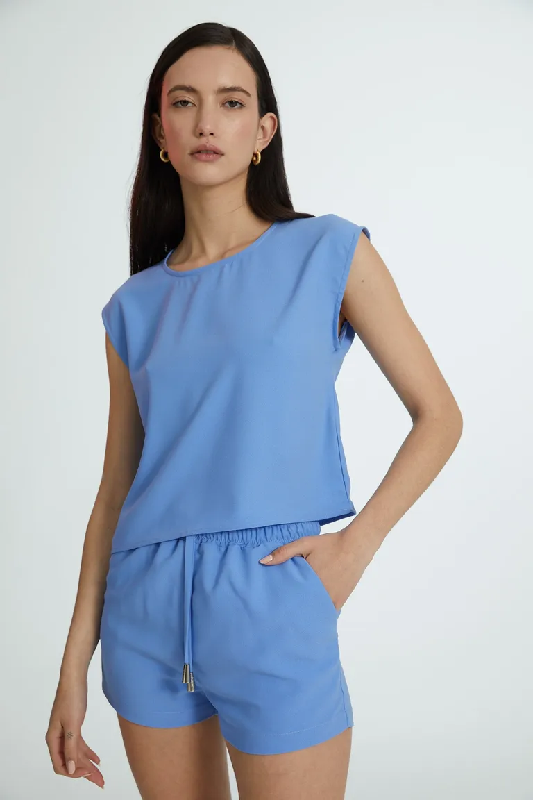 Blusa de Crepe Satinado Celeste con Diseño Sobrio y Hombros Caídos de Naíma en Blusas para argentina