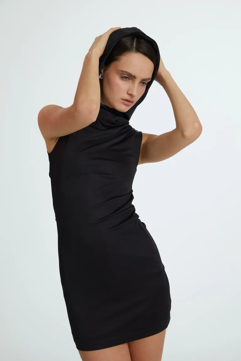 Vestido negro sin mangas con cuello alto y capucha, cierre lateral invisible y escote en la espalda de Naíma en Vestidos para argentina