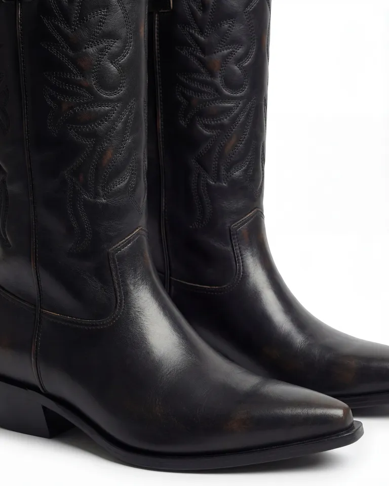 Botas texanas de caña media con detalle de bordados, punta estilizada y taco foliado de Maria Cher en Botas y Botinetas para argentina