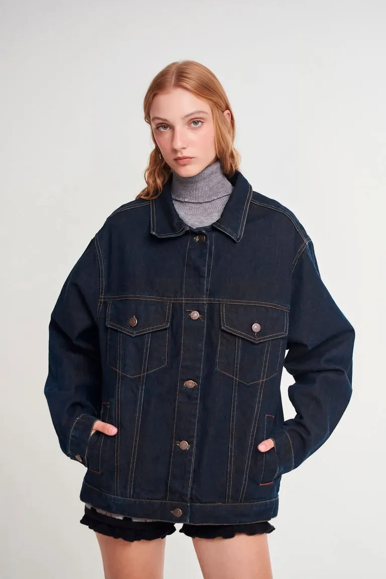 Chaqueta oversized de denim rígido con cierre de botones para mujer de 47 Street en Chaquetas para argentina