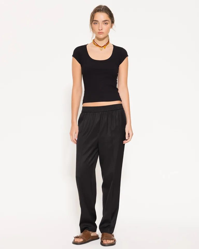 Pantalón negro de corte recto y cintura elástica para mujer de Jazmin Chebar en Pantalones para argentina