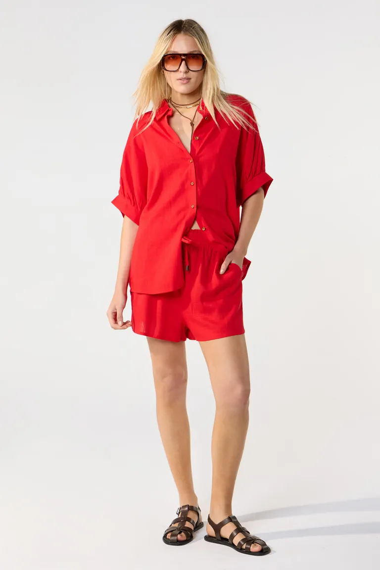 Elegante short rojo con cintura elástica y bolsillos laterales de Cuesta Blanca en Shorts para argentina