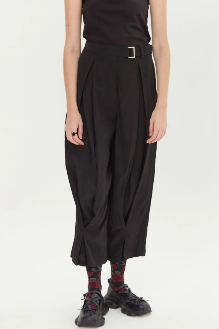 Pantalón de tiro medio con tablas, cintura con hebilla y diseño de silueta redondeada de Las Pepas en Pantalones para argentina