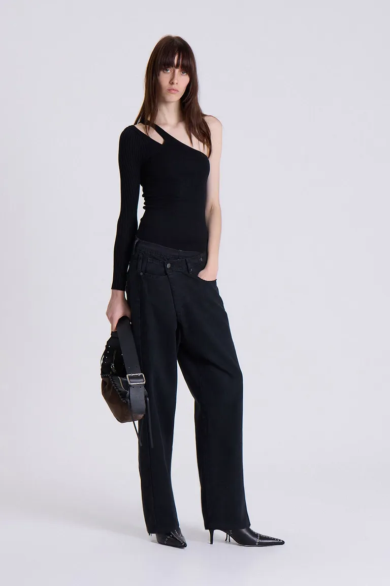 Top asimétrico negro con detalles exclusivos - Prenda versátil y elegante para el guardarropa femenino de Maria Cher en Tops para argentina