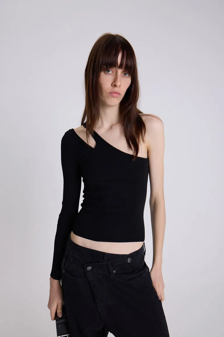 Top asimétrico negro con detalles exclusivos - Prenda versátil y elegante para el guardarropa femenino de Maria Cher en Tops para argentina
