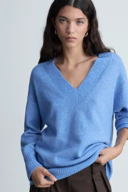 Sweater oversize cuello pico de Mango en Buzos y Sweaters para argentina