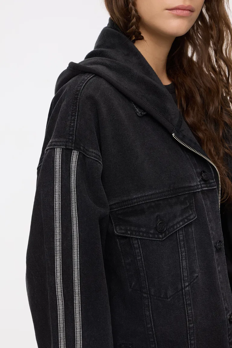 Campera denim oversize con bolsillos frontales, botones y detalle de cintas laterales en mangas para mujer de Cuesta Blanca en Chaquetas para argentina