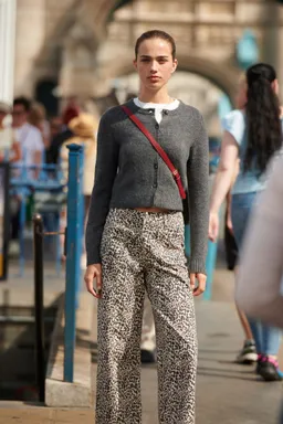 Pantalón recto leopardo de Mango Teen en Pantalones para argentina