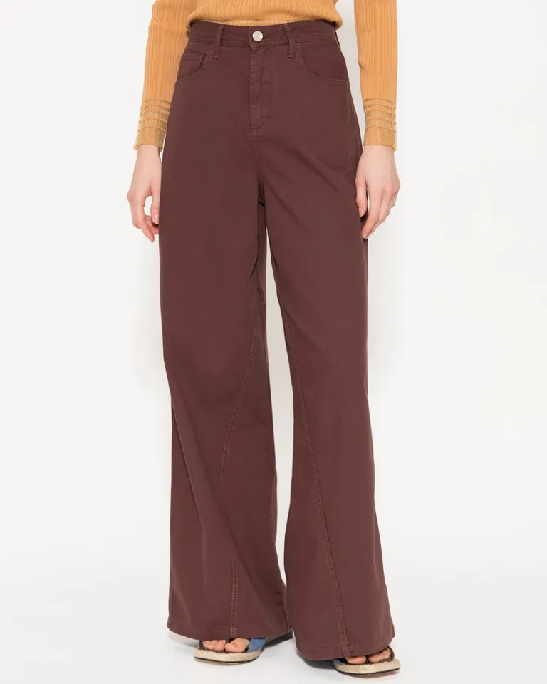 Pantalón jeanero marrón de corte ancho y diseño cómodo de Jazmin Chebar en Pantalones para argentina