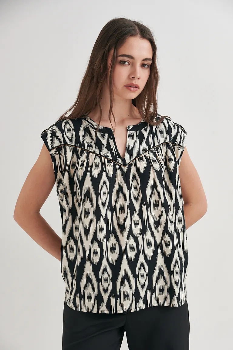 Blusa de estampado geométrico con detalles brillantes en hombros y escote de Sweet en Blusas para argentina