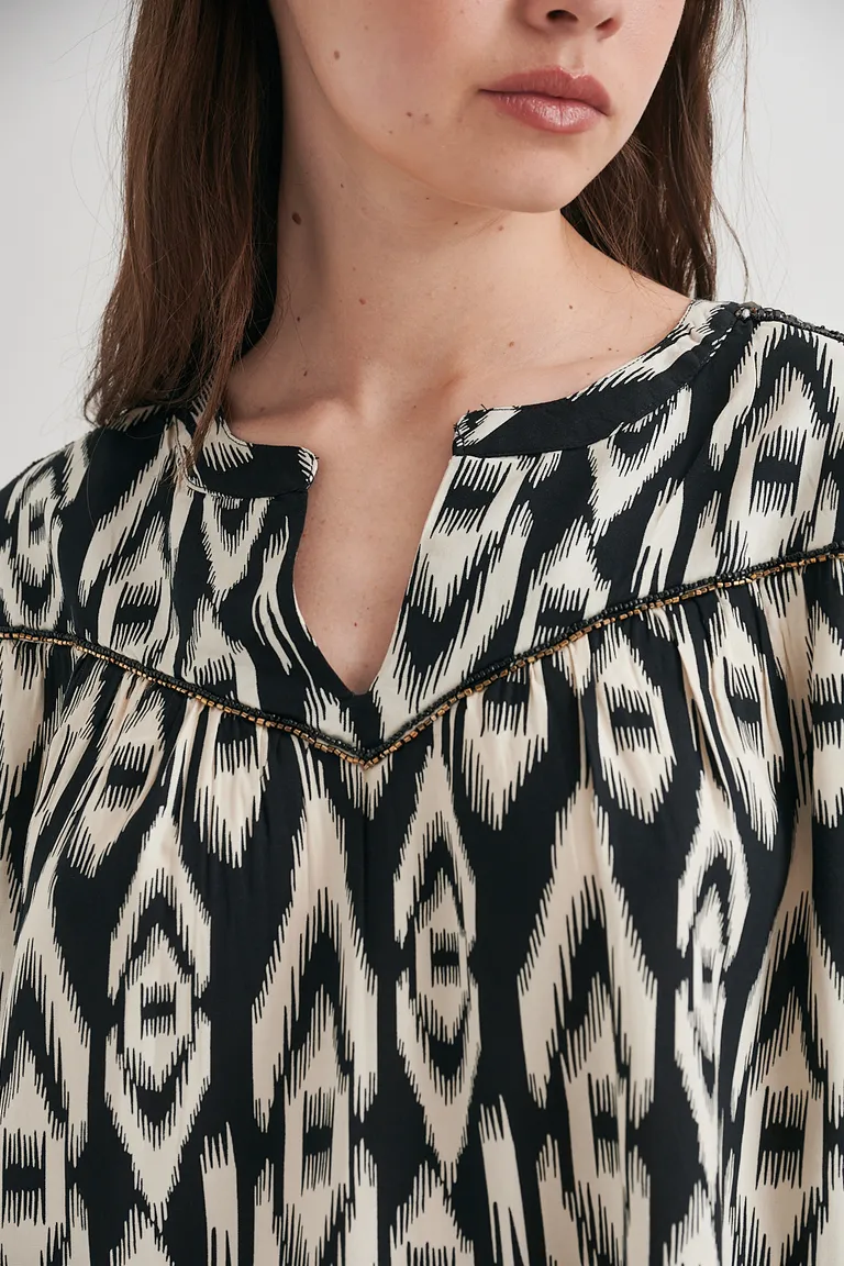 Blusa de estampado geométrico con detalles brillantes en hombros y escote de Sweet en Blusas para argentina