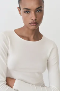 Sweater entallado punto fino de Mango en Tops para argentina