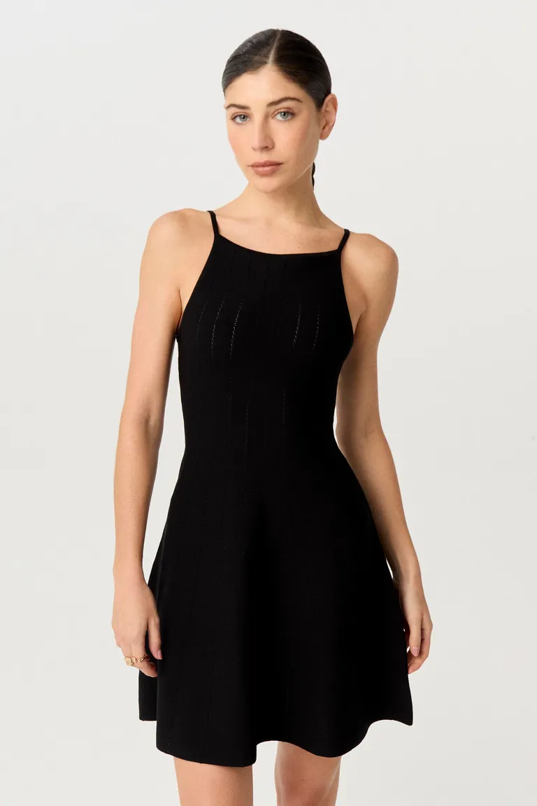 Vestido negro de punto con escote cuadrado y calce anatómico de Markova en Vestidos para argentina