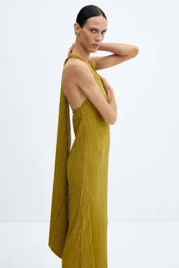 Vestido plisado espalda descubierta de Mango en Vestidos para argentina