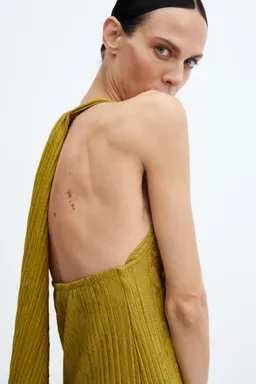 Vestido plisado espalda descubierta de Mango en Vestidos para argentina