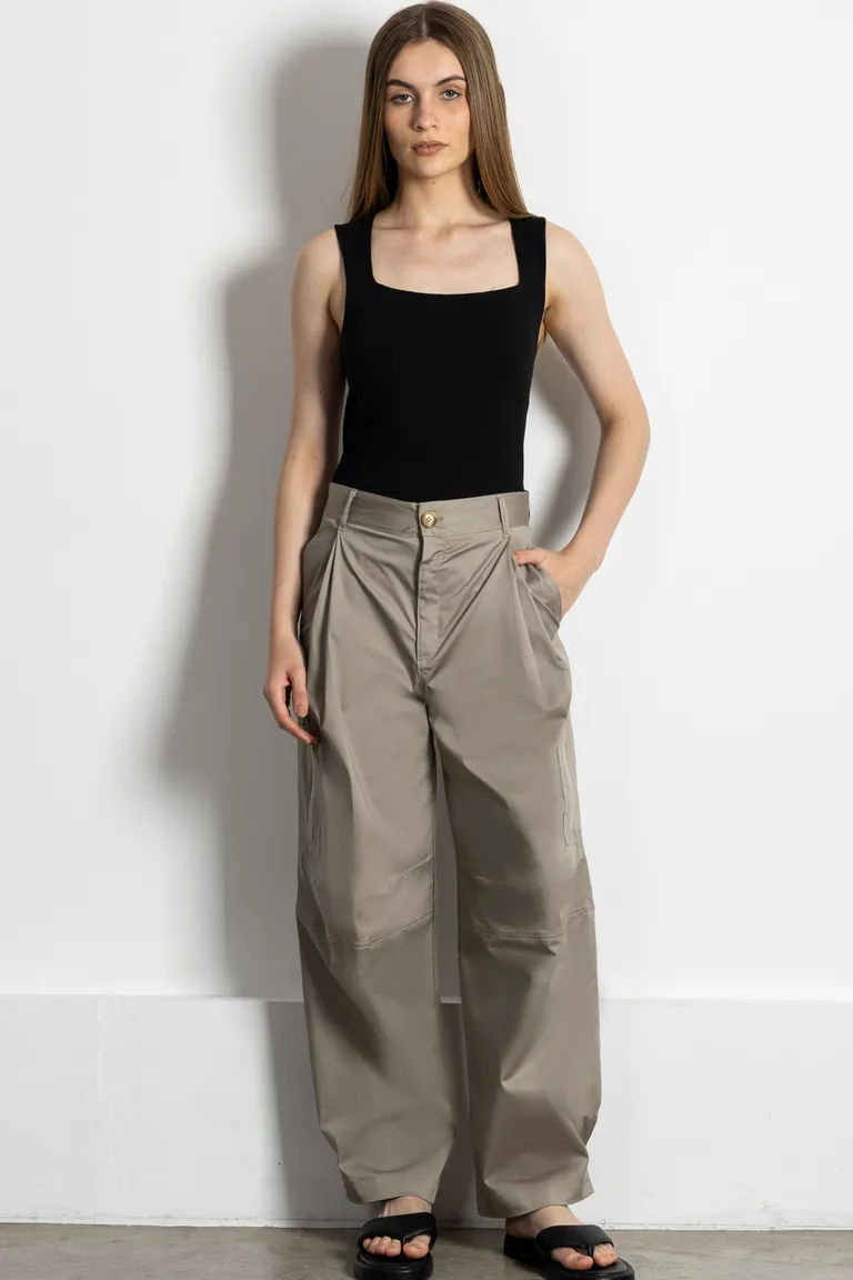 Pantalón femenino de corte holgado con pinzas y bolsillos en tela bengalina de Kill en Pantalones para argentina