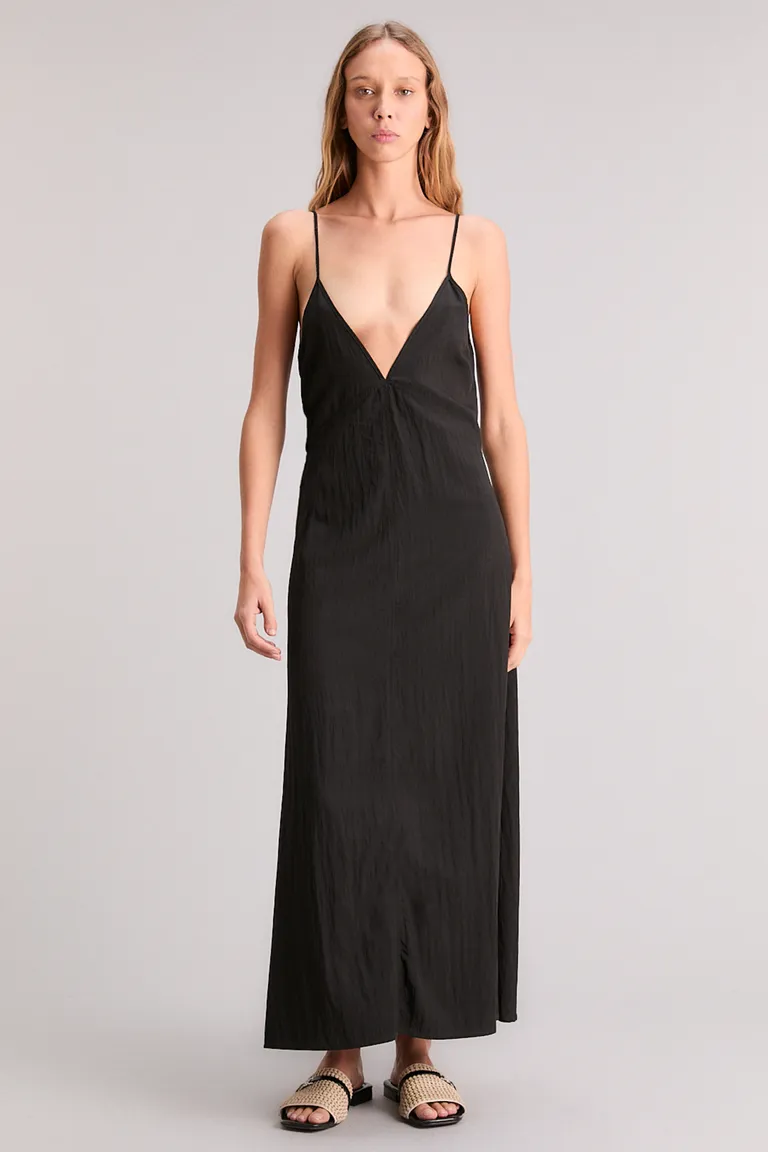 Vestido recto con escote en V, confeccionado en tejido suave y liviano de Kosiuko en Vestidos para argentina