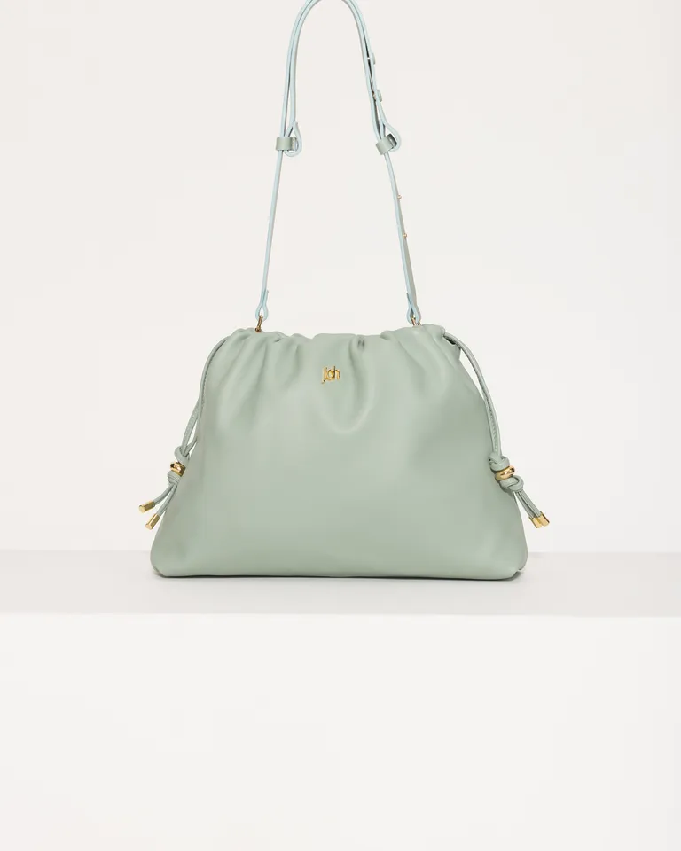 Cartera de cuero gris con correa regulable y aplicación JCH de Jazmin Chebar en Bolsos y Carteras para argentina